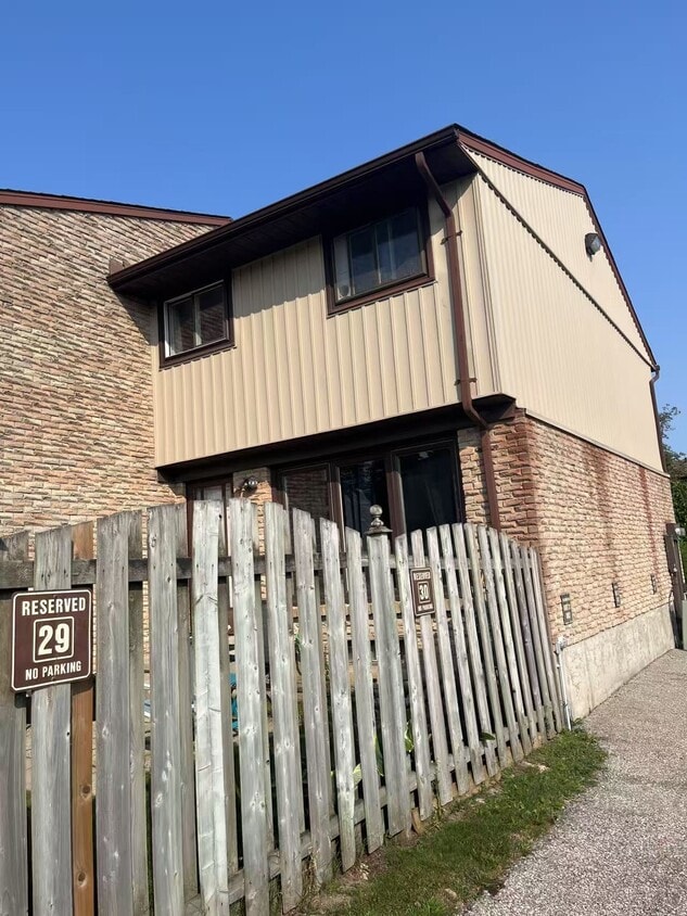 Building Photo - 91 Avonwood Dr
