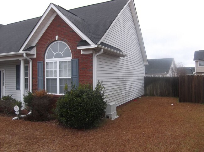 Building Photo - Spacious 3 bedroom with bonus!
