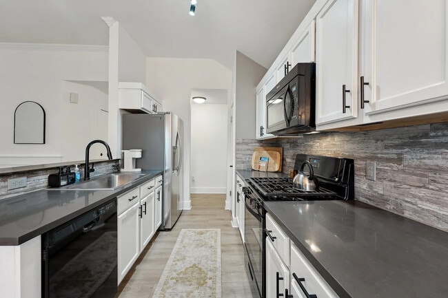 Foto del edificio - Room in House on Rosewood Ct