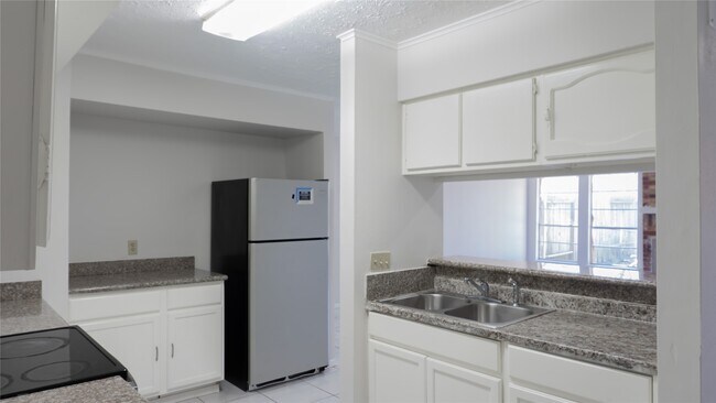 Foto del edificio - 9102 Benthos Dr