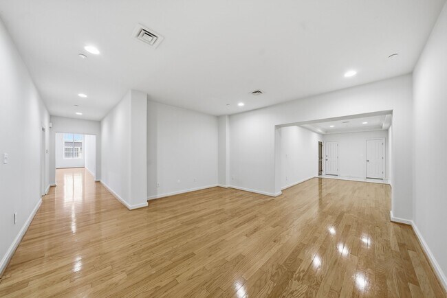 Building Photo - 914 Main St