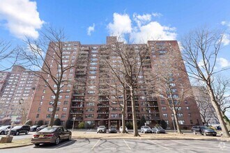 Building Photo - 225 St Pauls Ave