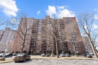 Building Photo - 225 St Pauls Ave