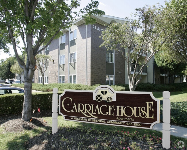 Building Photo - Carriage House