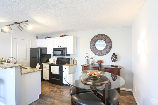 650 ft² - Pinegate