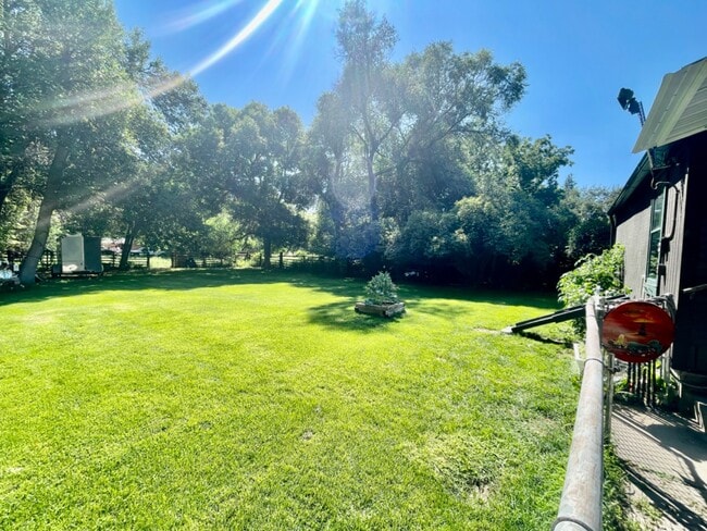 Foto del edificio - 223 Hemlock Dr