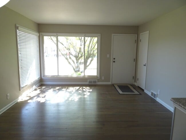 Building Photo - 28833 Hollywood