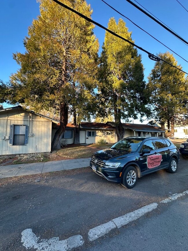 Foto del edificio - Newport Ave Triplex - 00404-NEWP-00