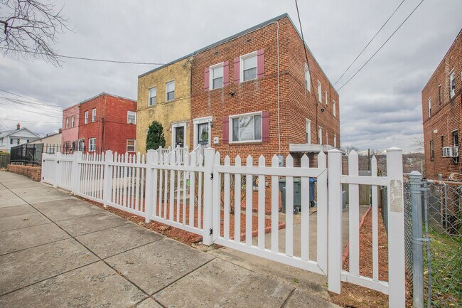 Building Photo - Cozy 2 BR/1 BA Apartment in Deanwood!