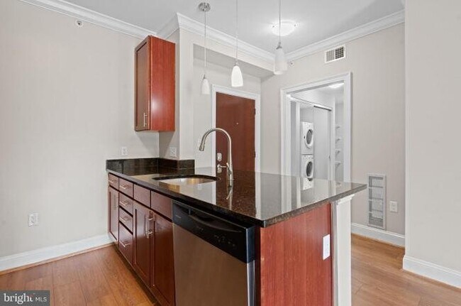 Foto del edificio - 6301 Edsall Rd