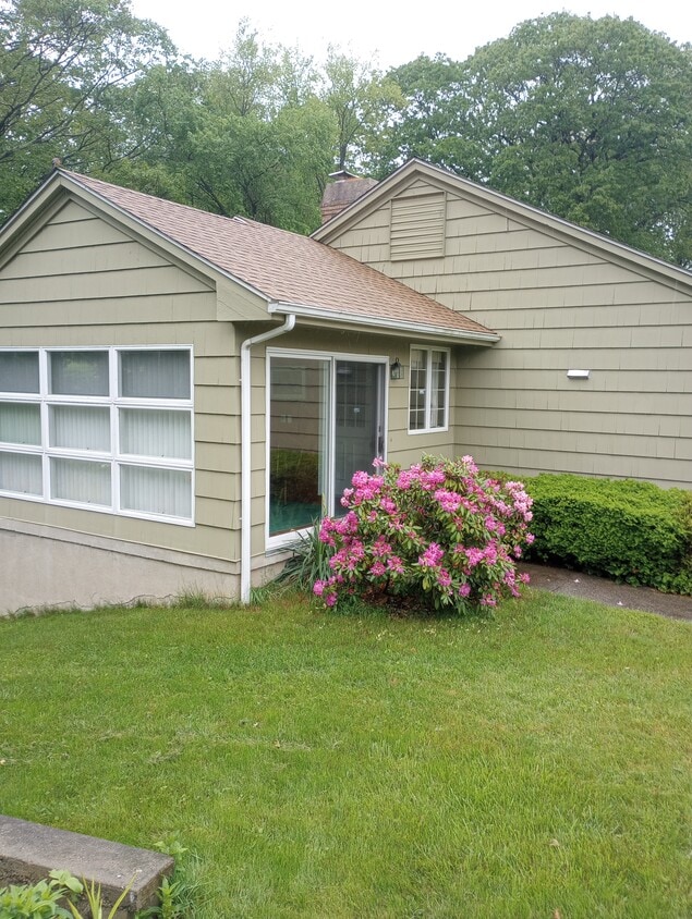 Building Photo - 40 Country Club Cir