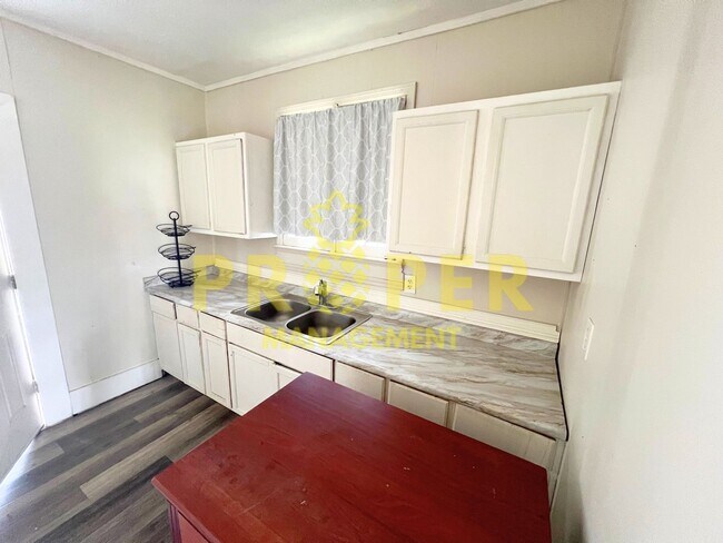 Building Photo - 4 bedrooms 2 bathrooms house for rent