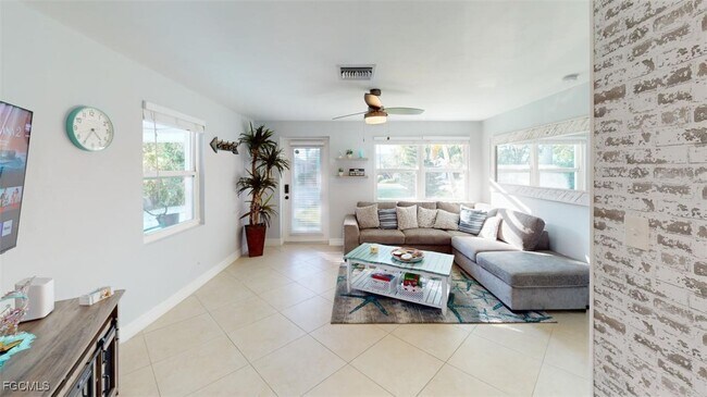 Building Photo - 560 E Valley Dr