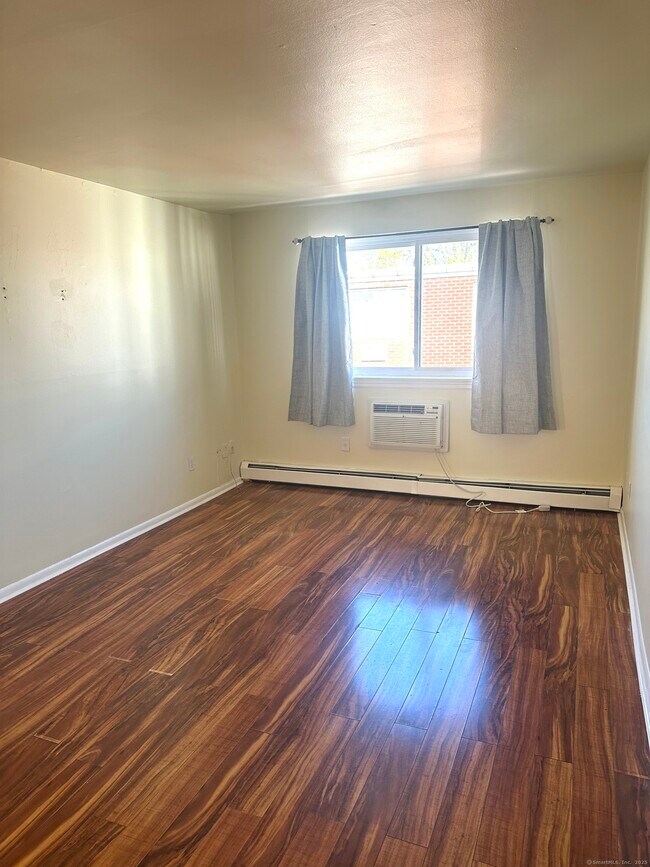 Building Photo - 4 Van Zant St