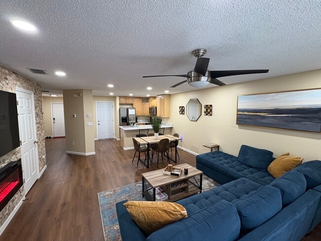 Building Photo - 8016 Savannah Sunset Ln