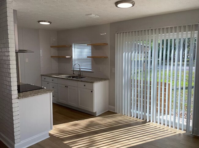 Building Photo - 1642 Main St