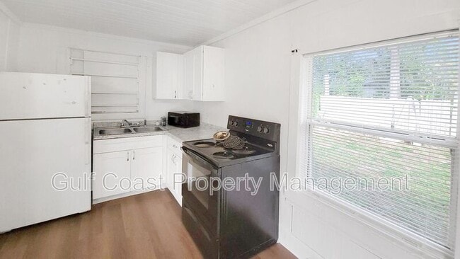 Building Photo - 2127 13th St W