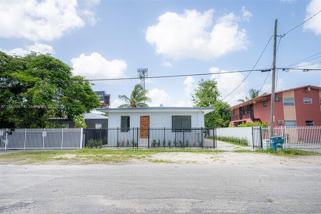 Foto del edificio - 666 NW 28th St
