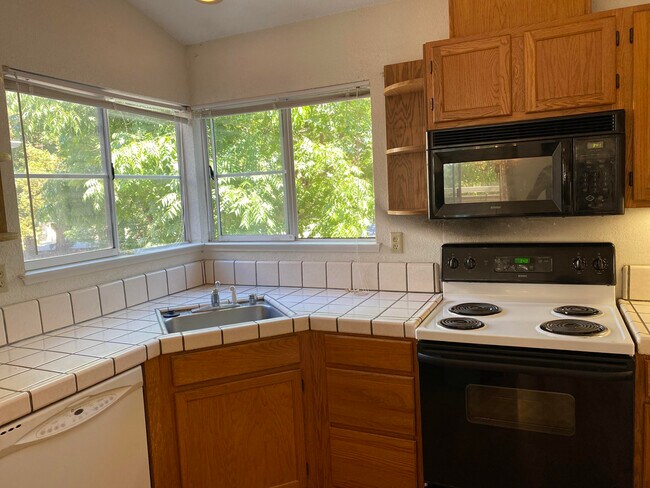 kchen - 1675 Parkview Green Cir