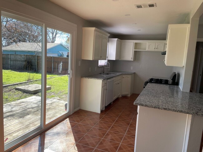 Foto del edificio - Cozy Home with good yard