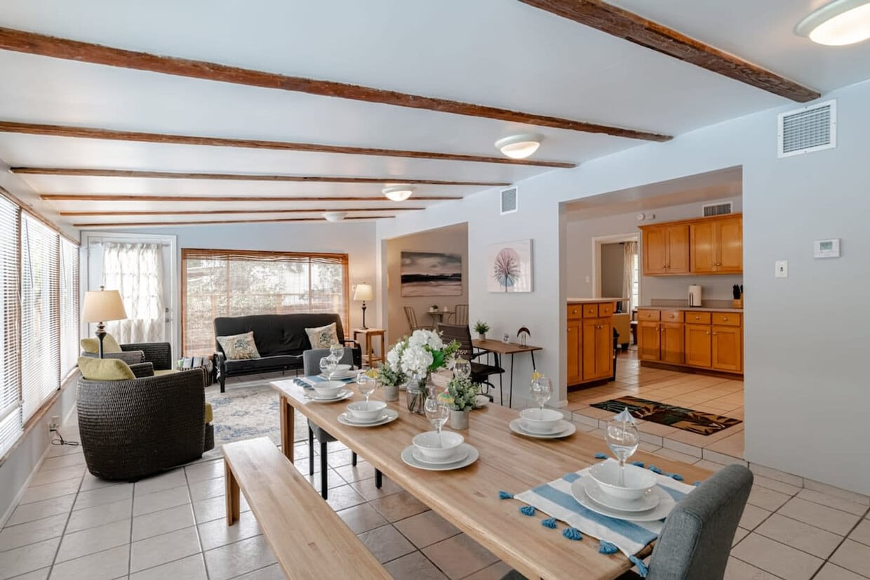 Foto principal - 304 N University Blvd