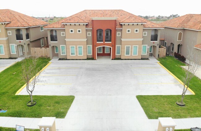Building Photo - 1204 E Pineridge Ave