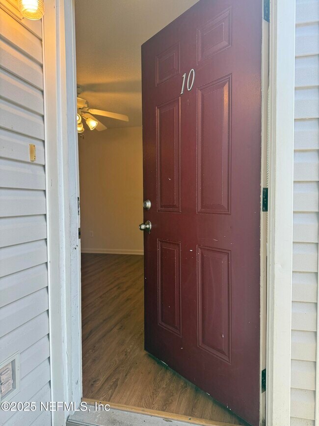 Foto del edificio - 702 Meadowbrook Dr
