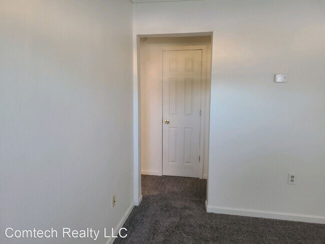 Building Photo - 2 br, 1 bath House - 233 West Circle Drive