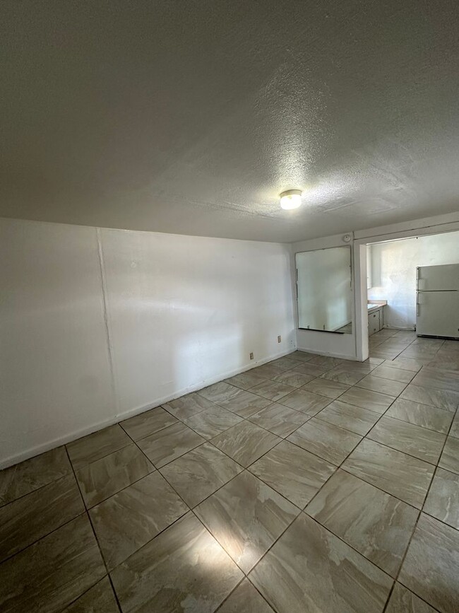 Building Photo - Spacious and Comfy 1 Bed Apartment!