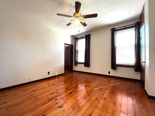 Building Photo - 322 4th St