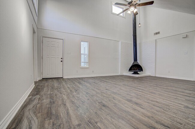 Building Photo - 1807 Briar Hill Dr