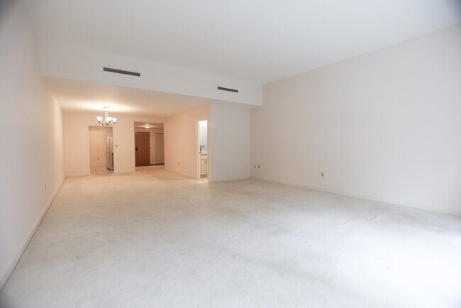 Foto del edificio - 100 Keyes Rd