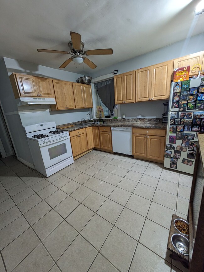 kitchen from nw corner - 3824 N Sawyer Ave