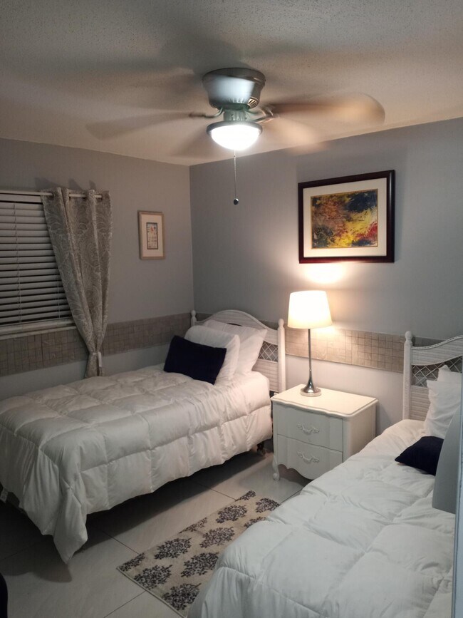 Foto del edificio - 1333 Silver Beach Rd