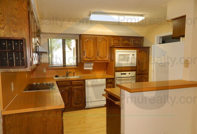 Foto del edificio - COMING SOON! Gorgeous 3+ Bed 2-Bath Townho...