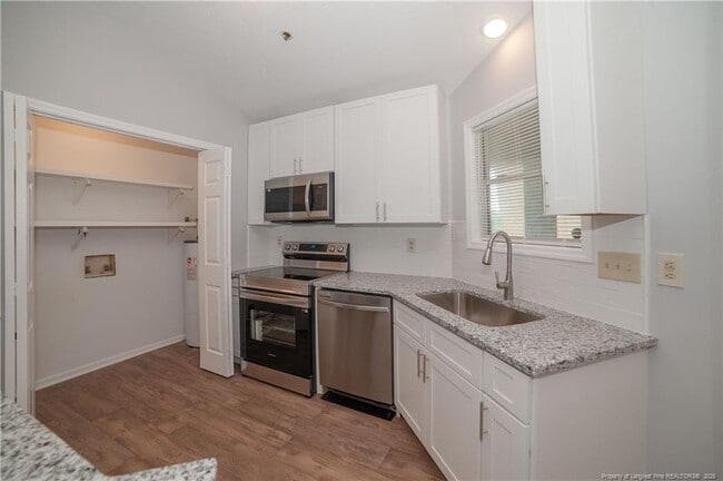 Building Photo - 974 Stewarts Creek Dr