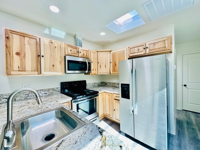 Primary Photo - Available 10/10/25! Modern Renovated 2 Bed...