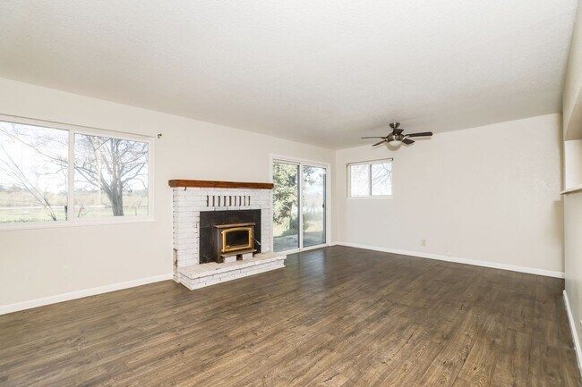 Foto del edificio - PURE Property Management Presents: 3 Bedroom 2 Bath in Santa Rosa!