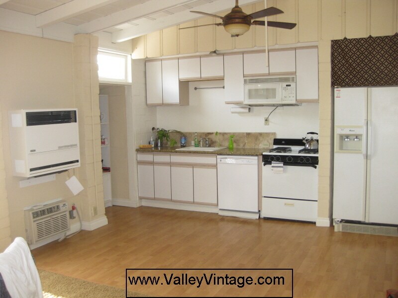 Cocina con pisos de madera noble - 2608 W Chandler Blvd