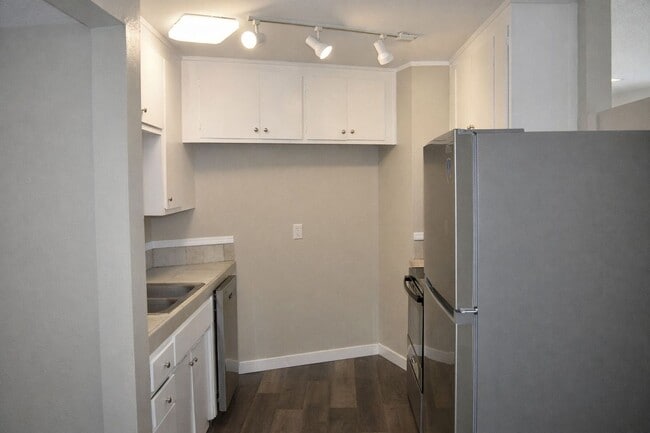 Foto del edificio - 6049 Northcrest Cir