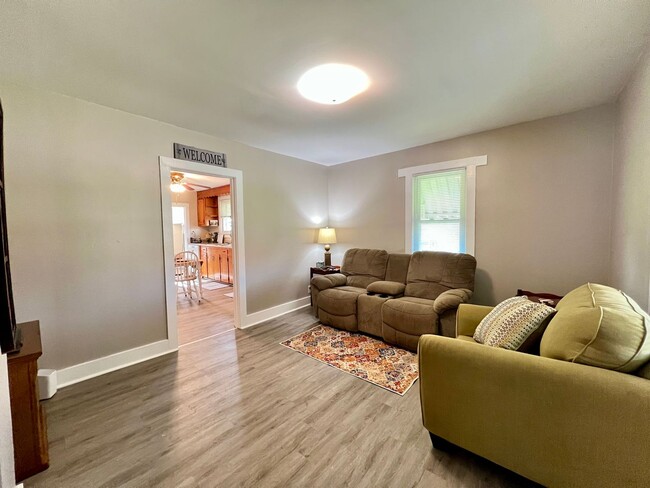 Building Photo - This adorable fully furnished 2 bedroom/1 ...