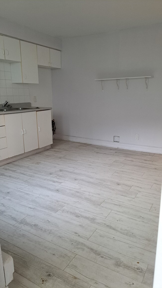 Kitchen - 7110 Av 14E