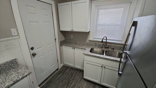 Building Photo - 804 Clay Dr
