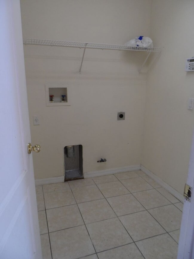 Building Photo - 4 BEDROOM - GATED TWIN LAKES SUBDIVISION -...