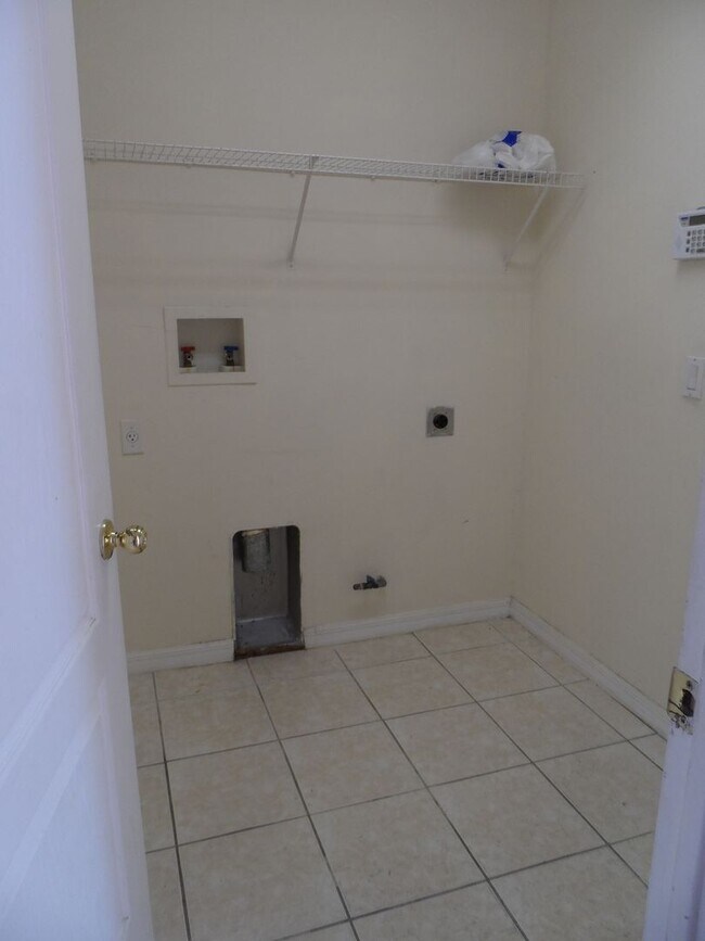 Foto del edificio - 4 BEDROOM - GATED TWIN LAKES SUBDIVISION -...