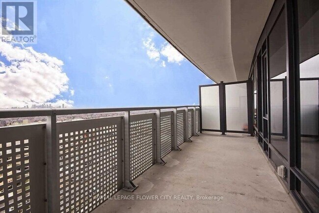 Photo du bâtiment - 2520-2520 Eglinton Ave W