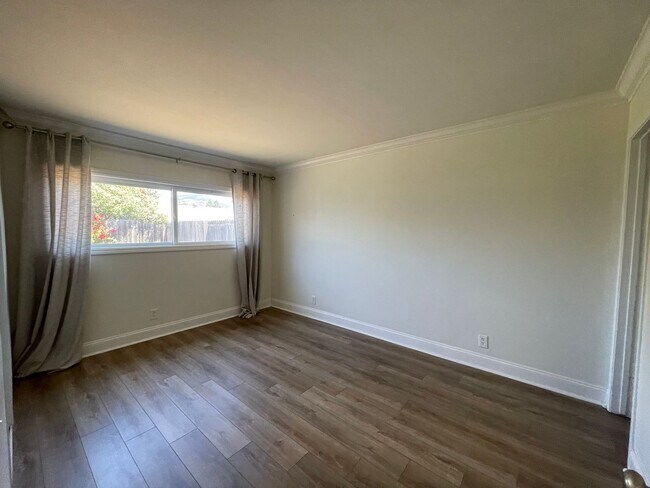 Foto del edificio - Upgraded 3 Bed, 2 Bath with large family room!