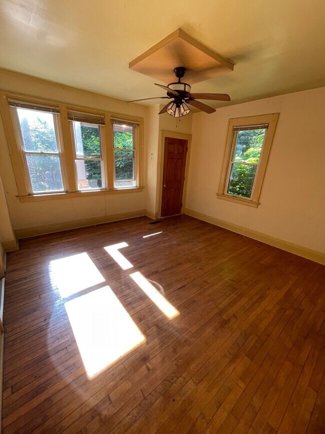 Foto del edificio - 3 Bedroom 1 Bath in the heart of Lower Eas...
