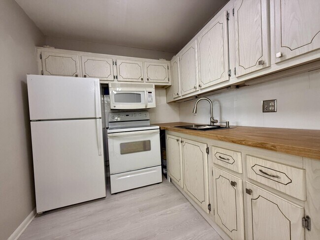 Building Photo - 305 Camden M