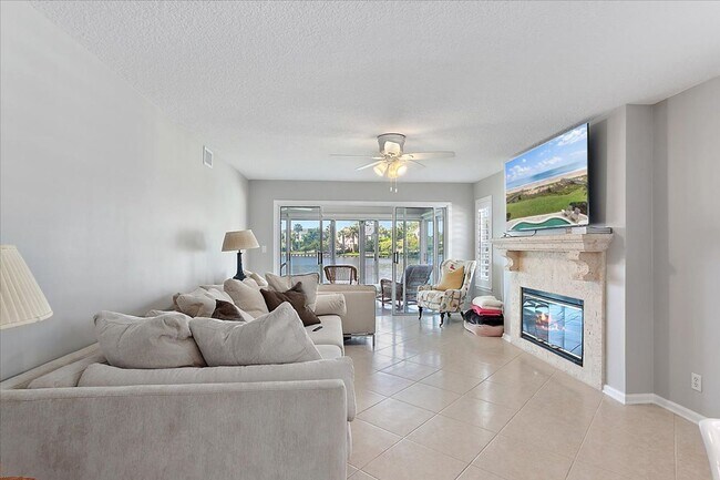 Building Photo - Fabulous Condo in The Pointe!